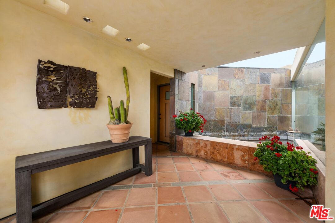 1058 Vista Grande Dr
