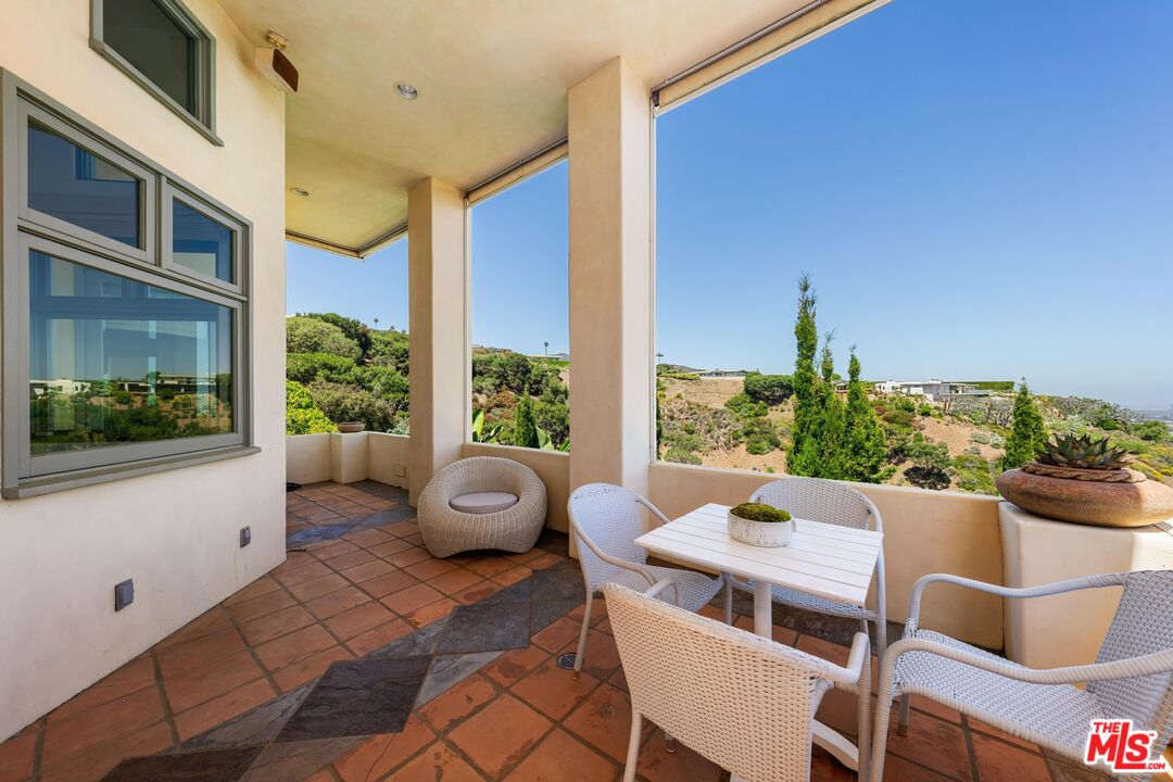 1058 Vista Grande Dr