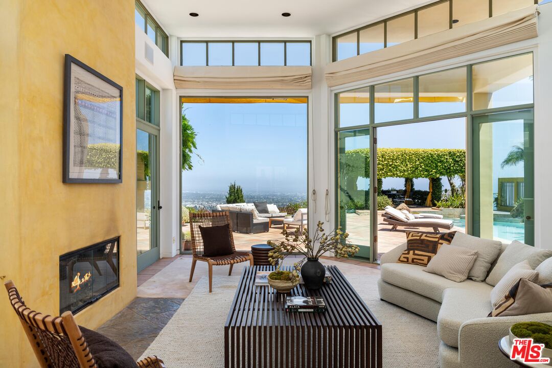 1058 Vista Grande Dr