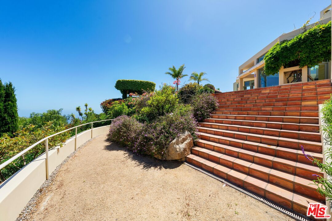 1058 Vista Grande Dr