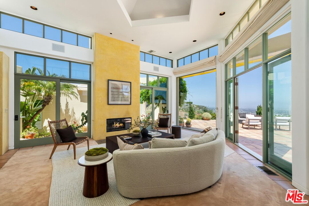1058 Vista Grande Dr