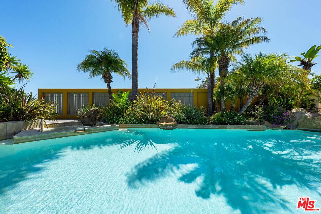 1058 Vista Grande Dr