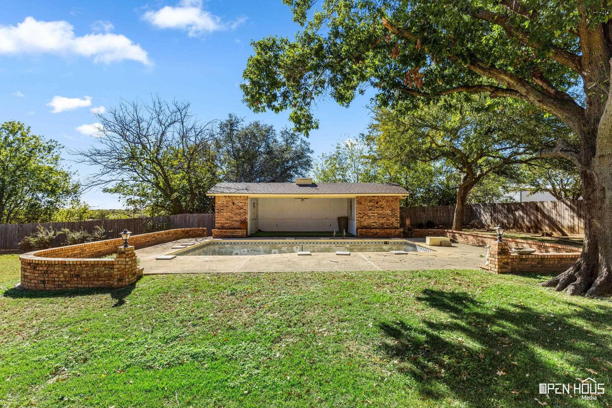 1701 E SPRING STREET