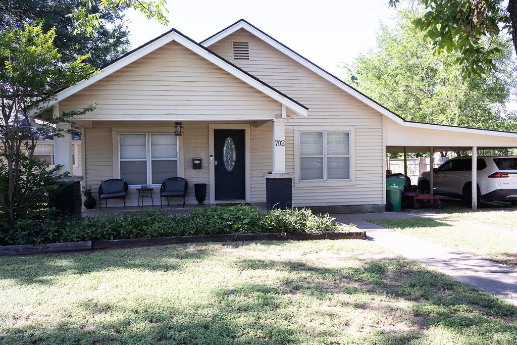 702 E Gilbert