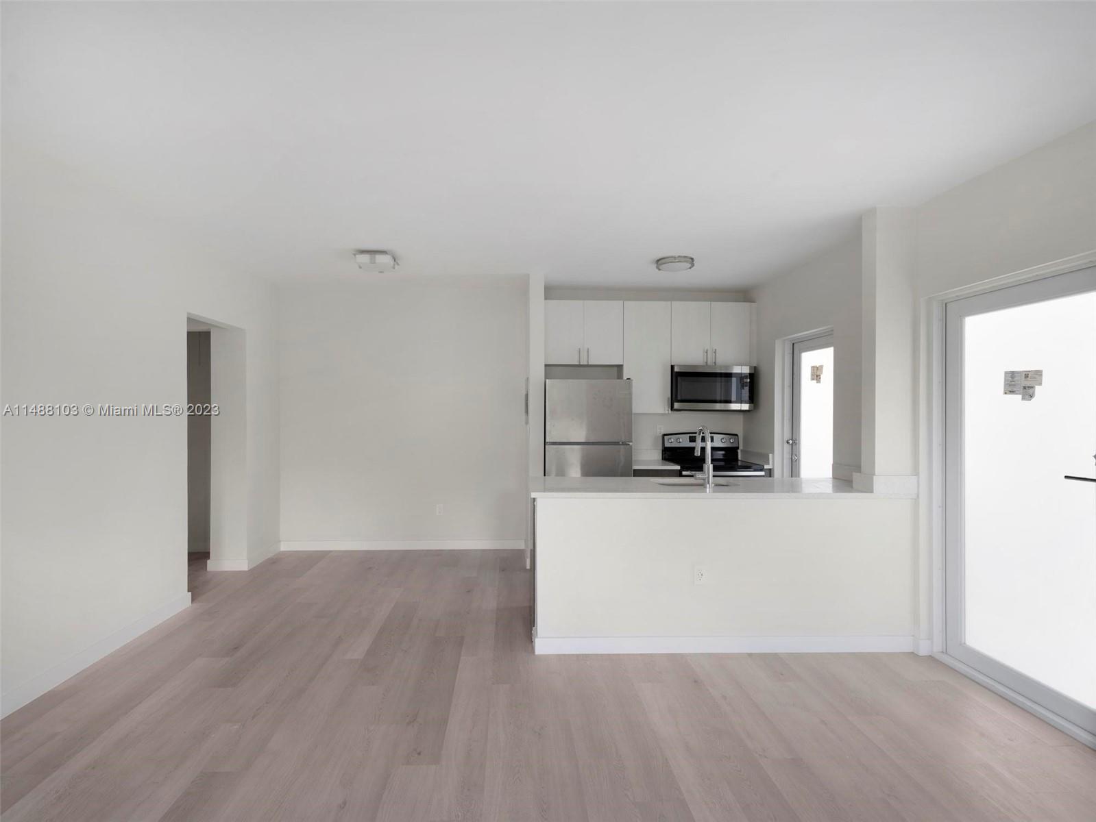 1525 Michigan Ave # 11