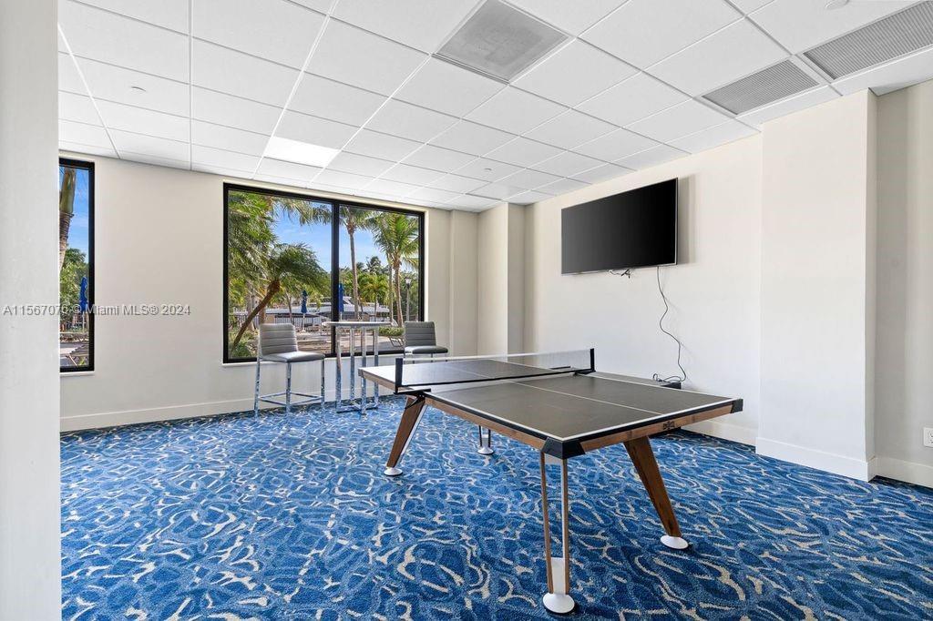 90 Edgewater Dr # 812