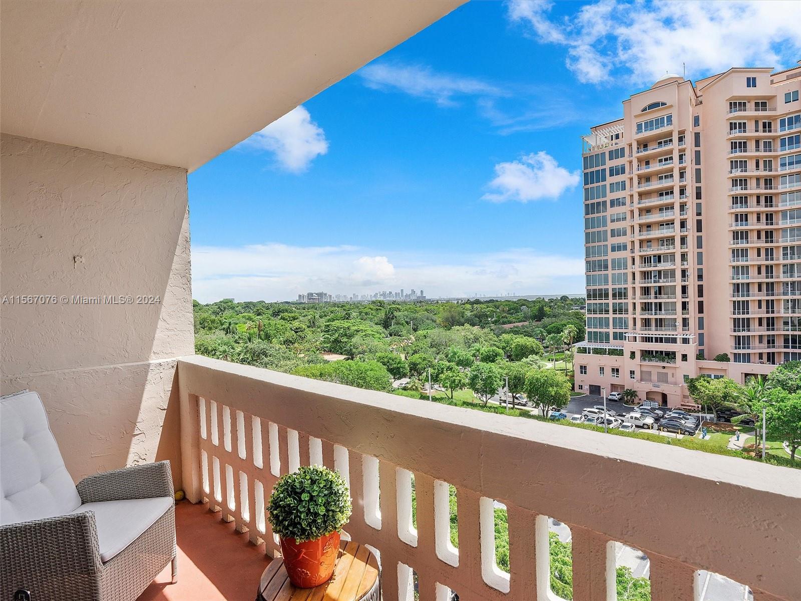 90 Edgewater Dr # 812