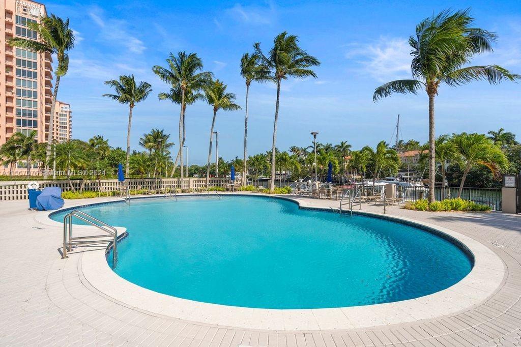 90 Edgewater Dr # 812