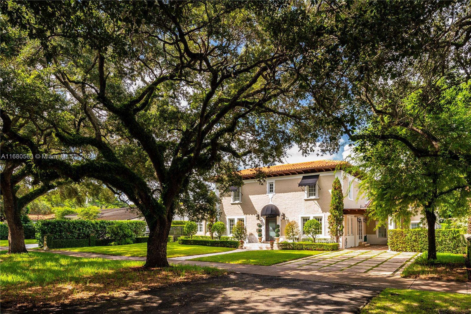 1706 Country Club Prado