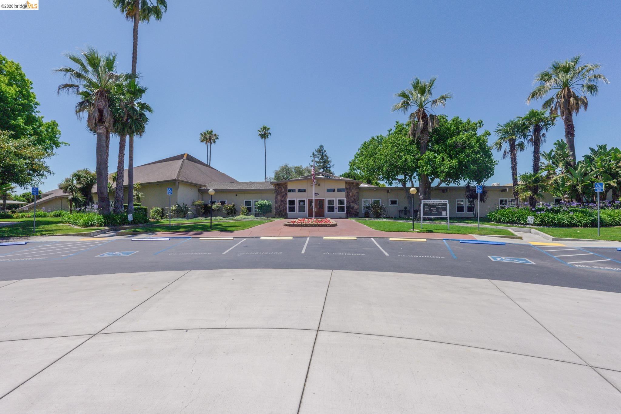 108 Palm Dr
