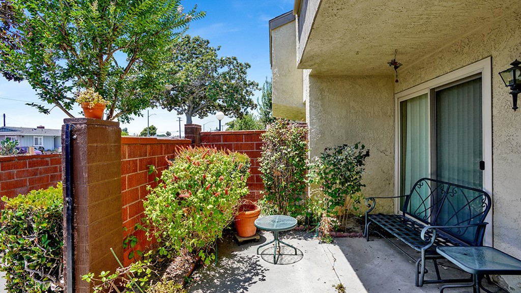 1013 W Orangewood