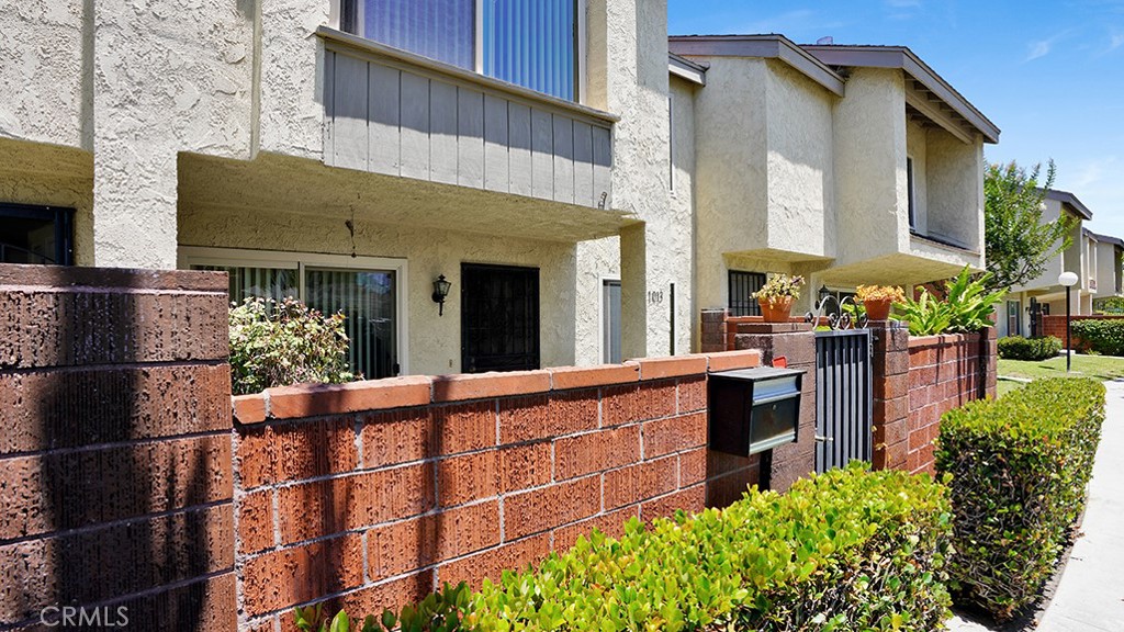 1013 W Orangewood