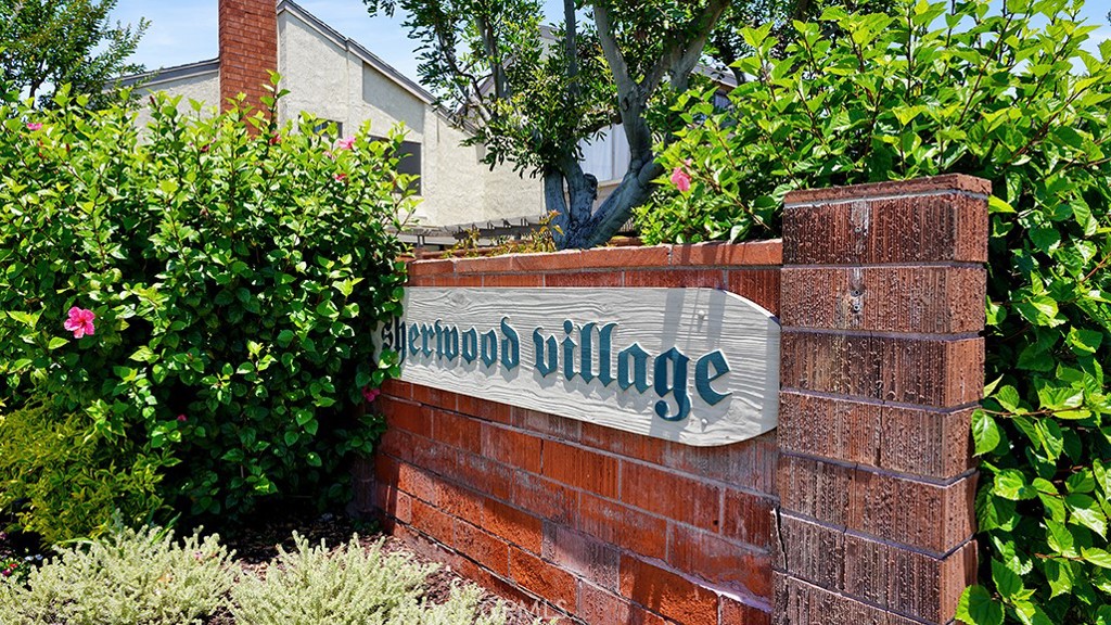 1013 W Orangewood