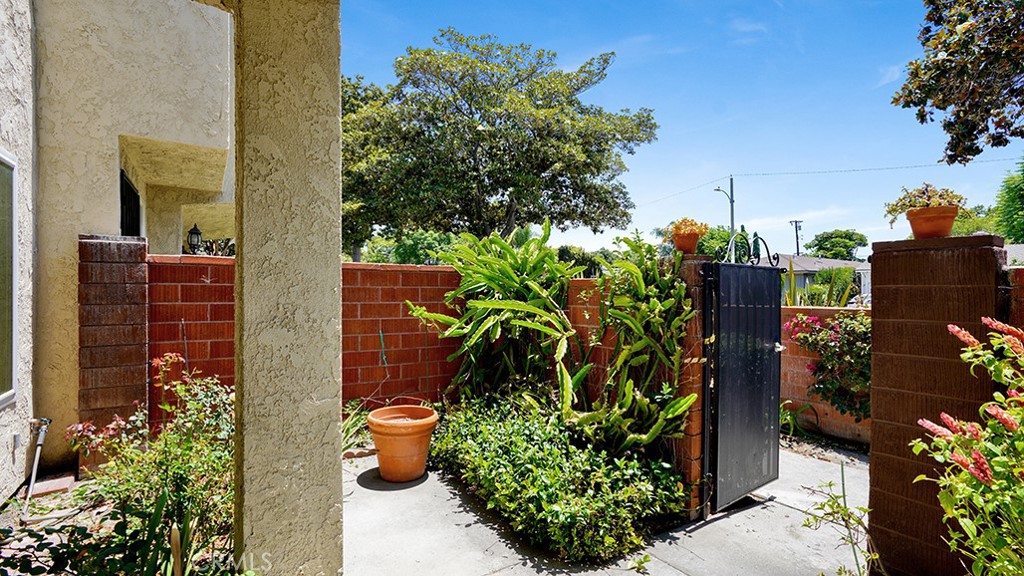 1013 W Orangewood