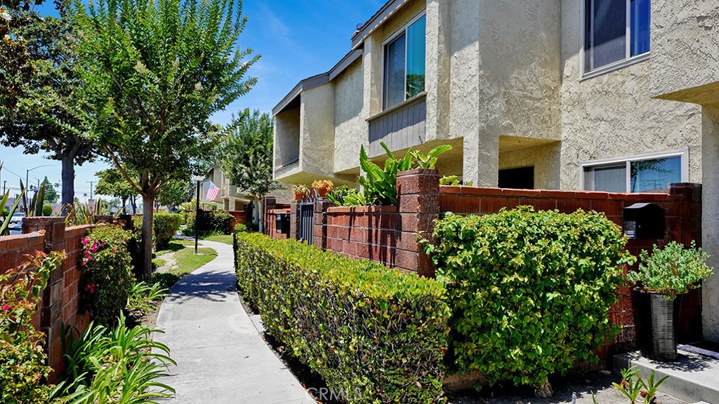1013 W Orangewood