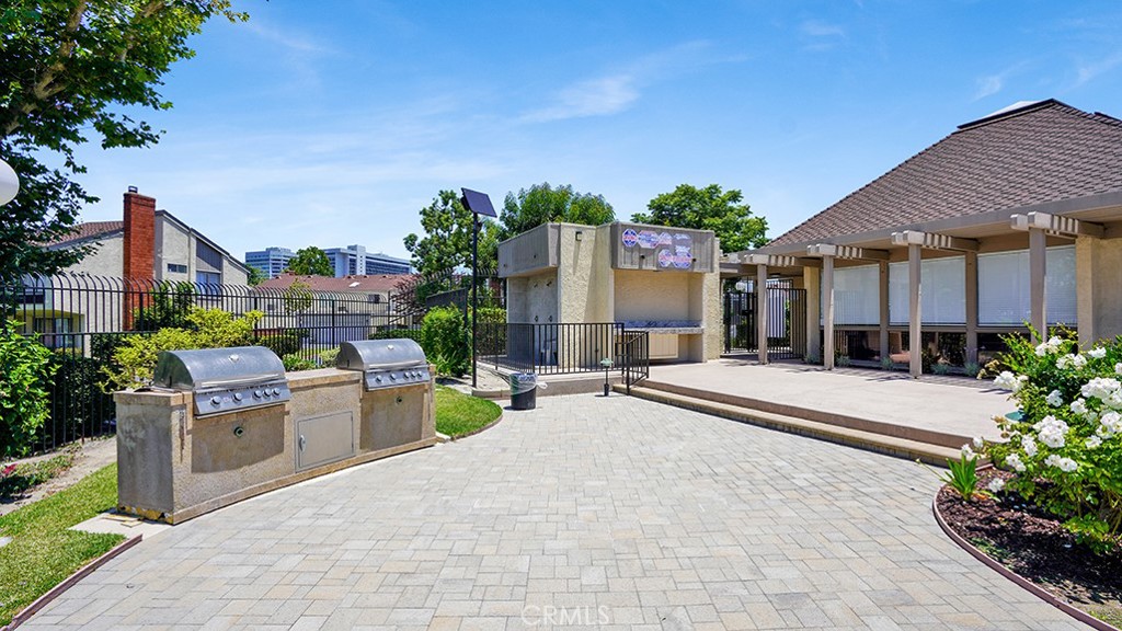 1013 W Orangewood