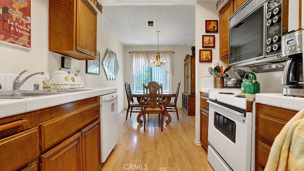 1013 W Orangewood