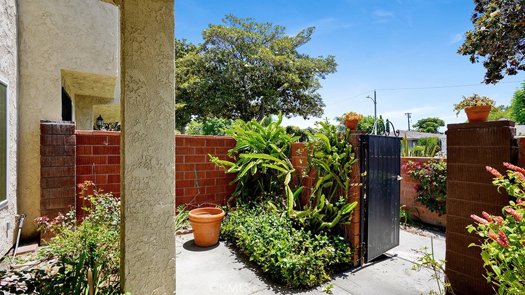 1013 W Orangewood