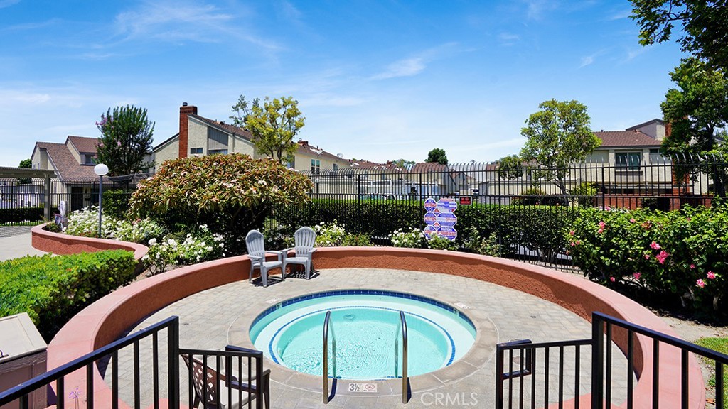 1013 W Orangewood