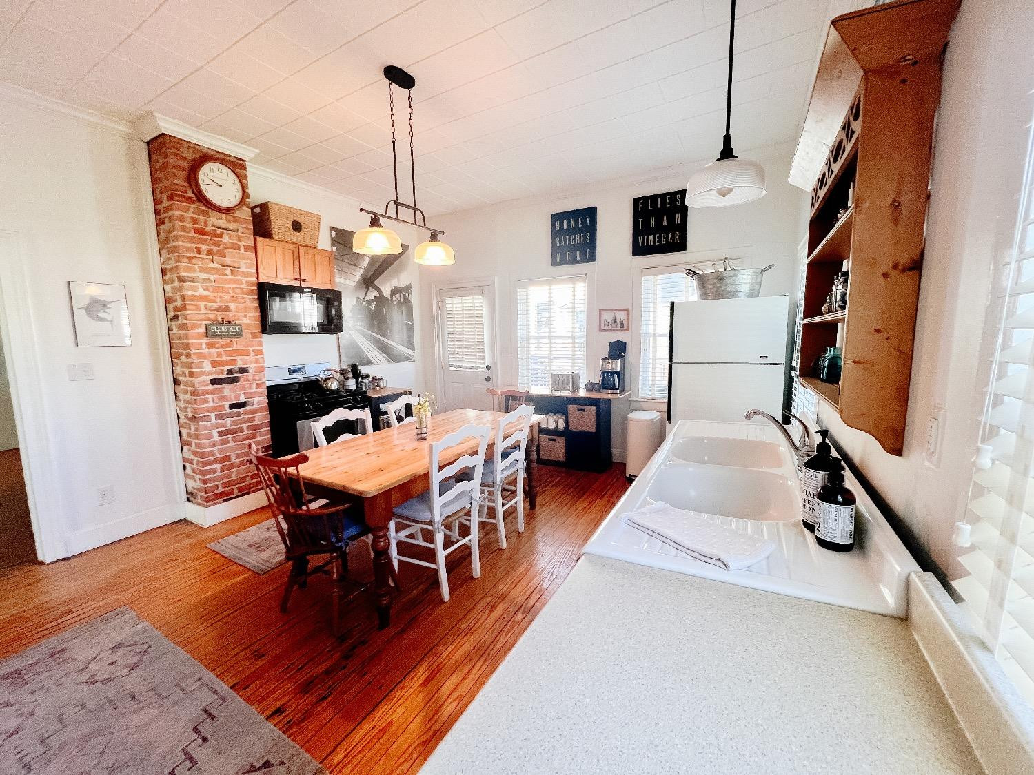 219 W 6th Street