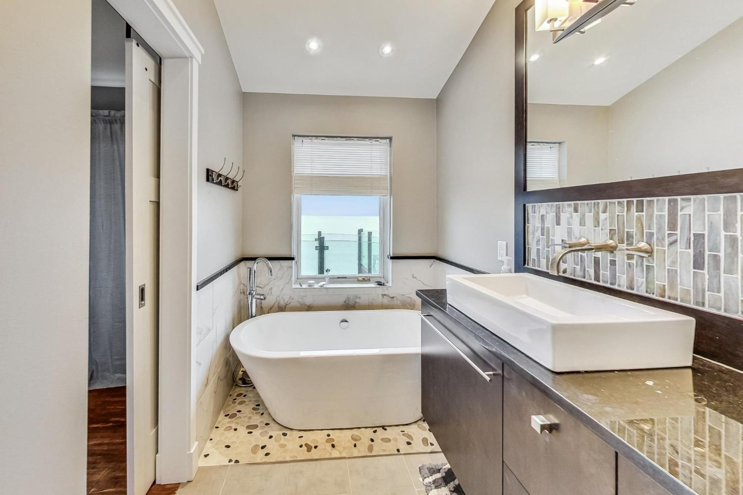 2714 Lake Shore Drive