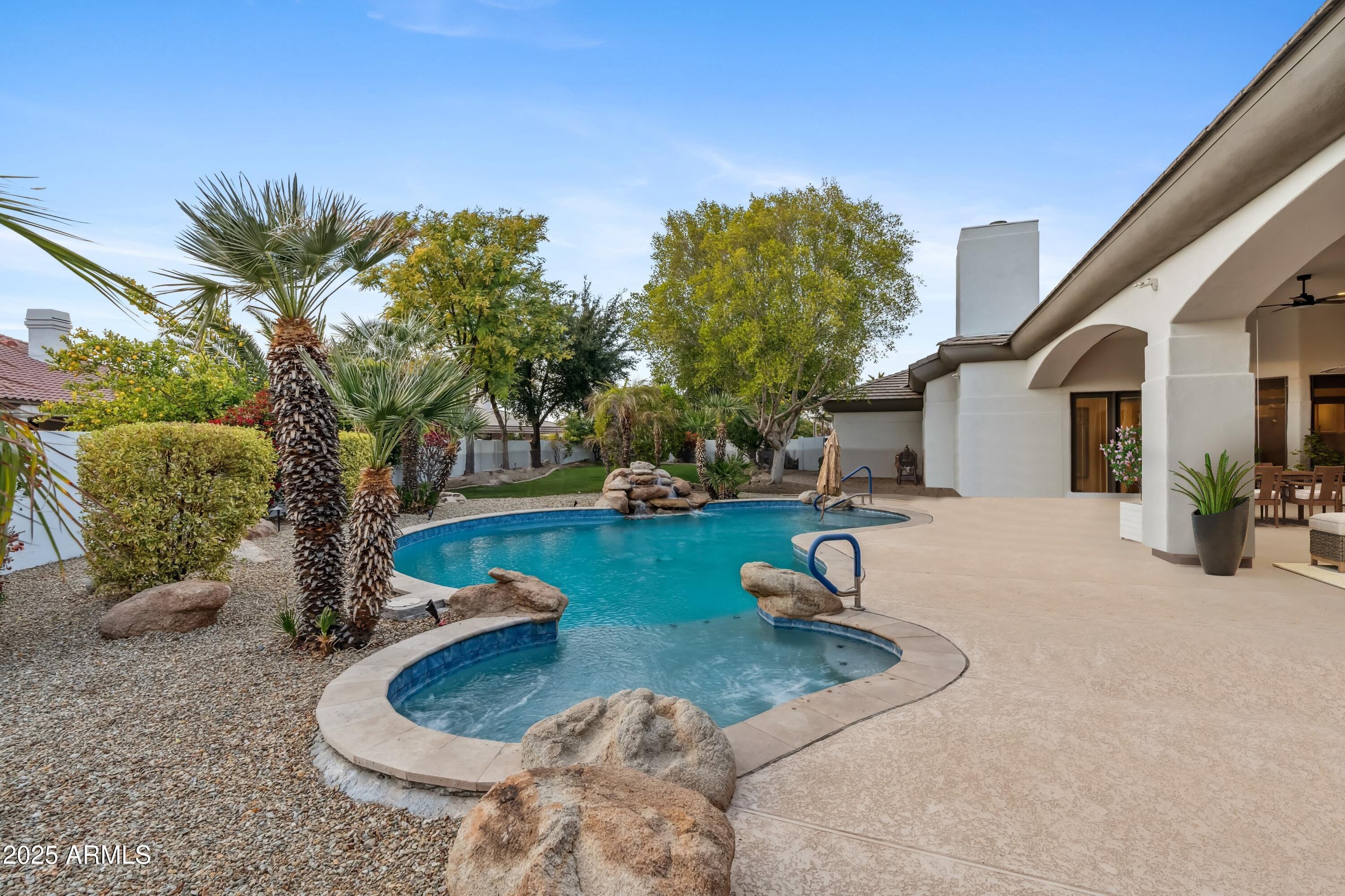 4914 N VALLEY Glen