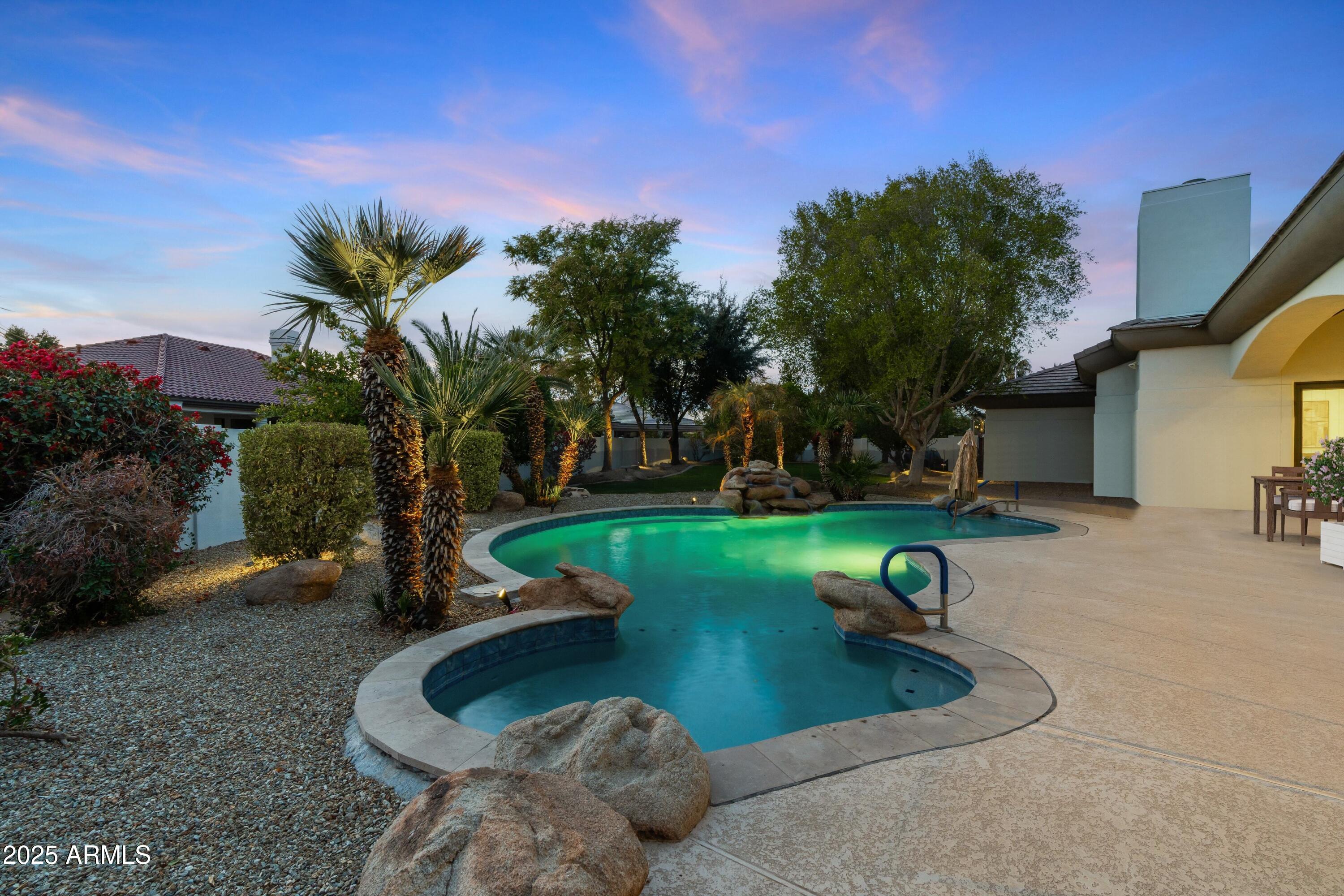 4914 N VALLEY Glen