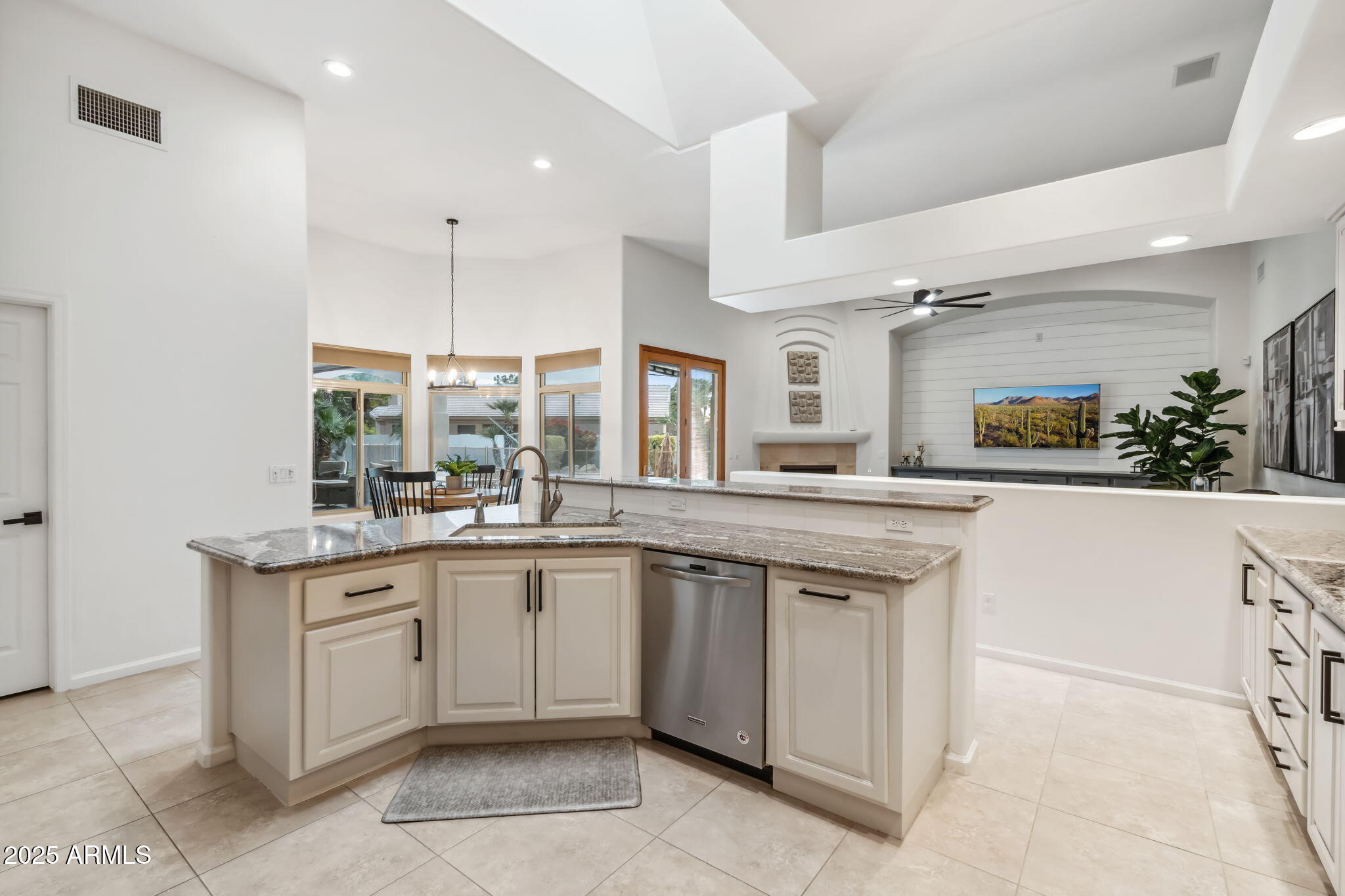 4914 N VALLEY Glen