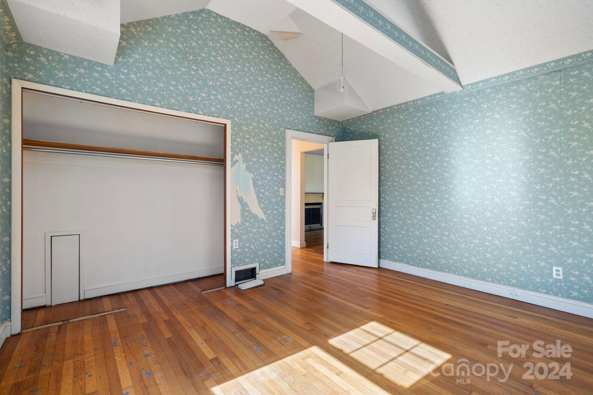 32 Beverly Road W