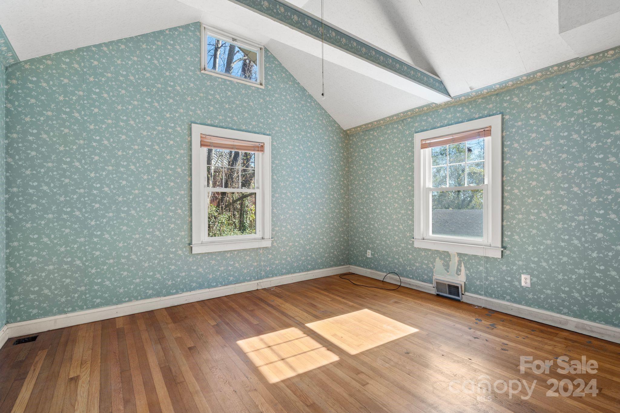 32 Beverly Road W