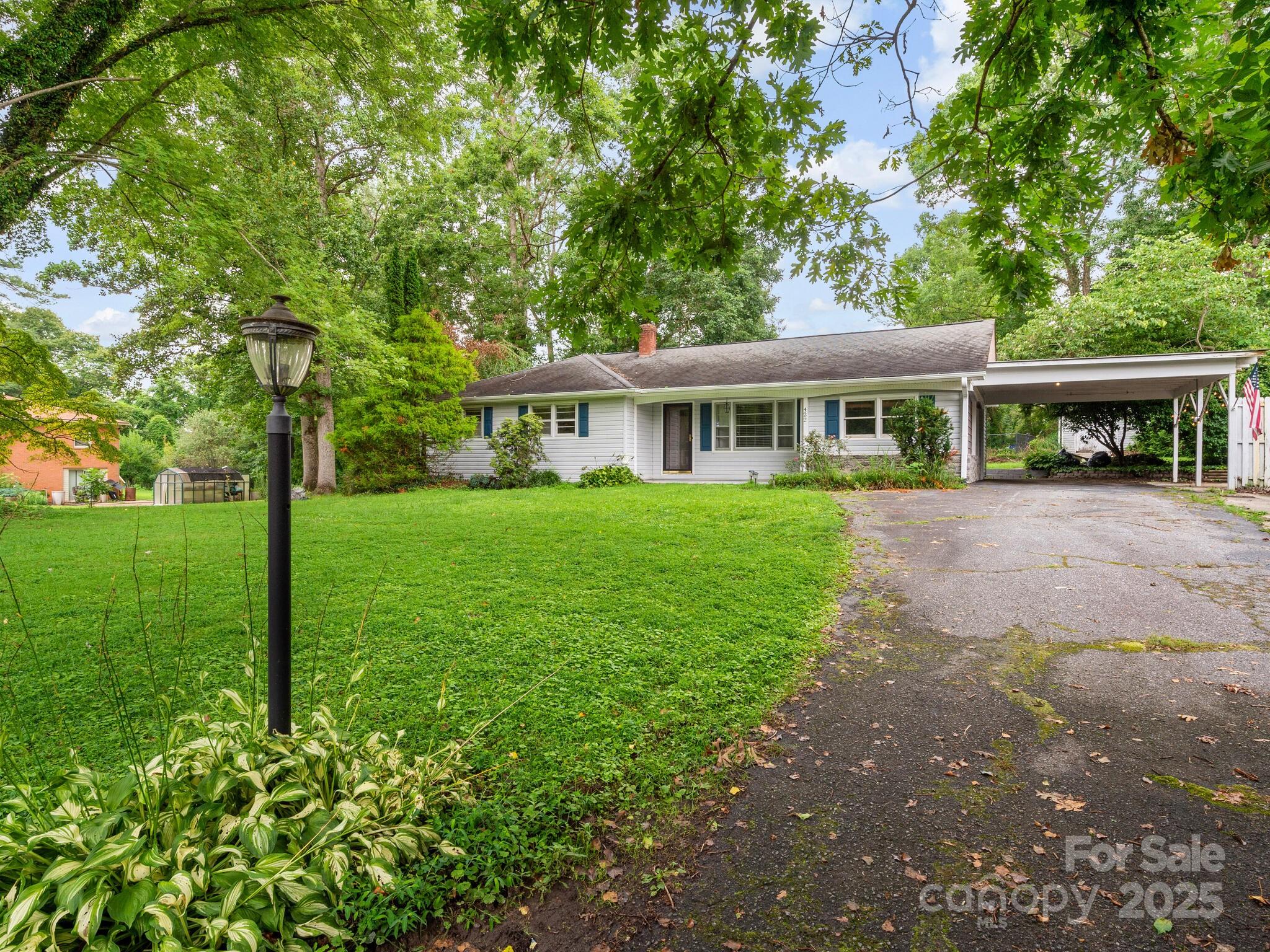422 Hillcrest Circle