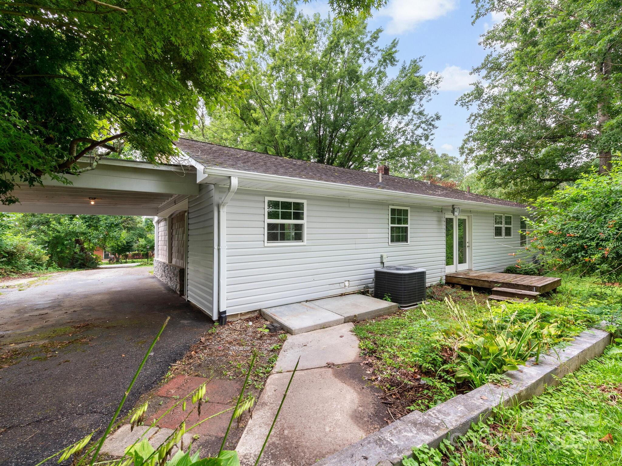 422 Hillcrest Circle