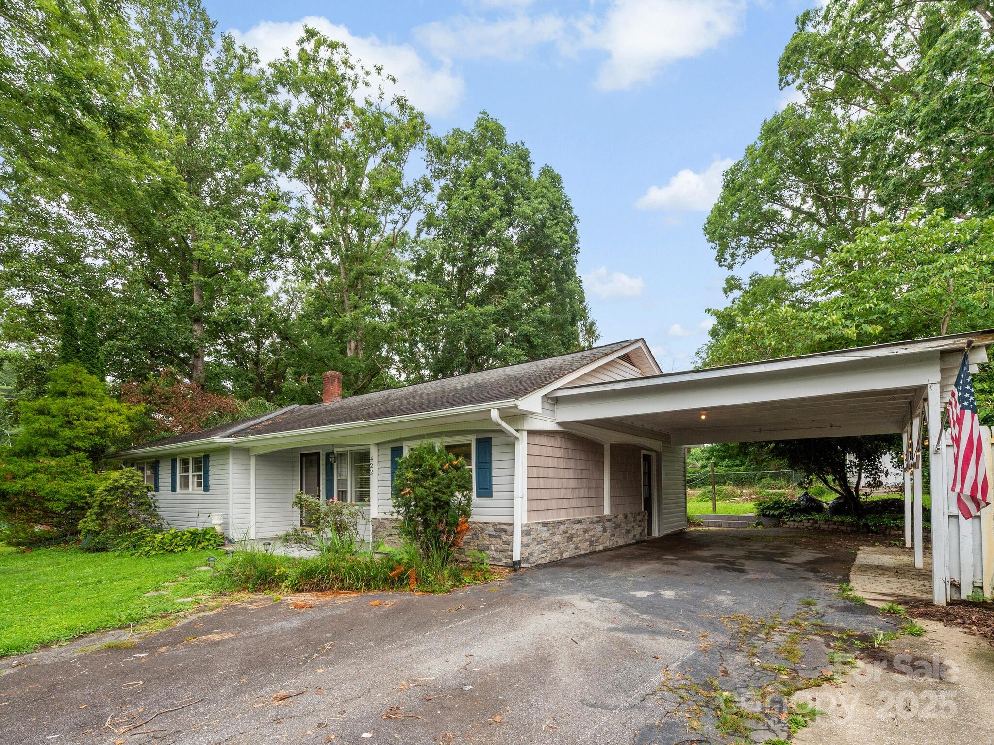 422 Hillcrest Circle