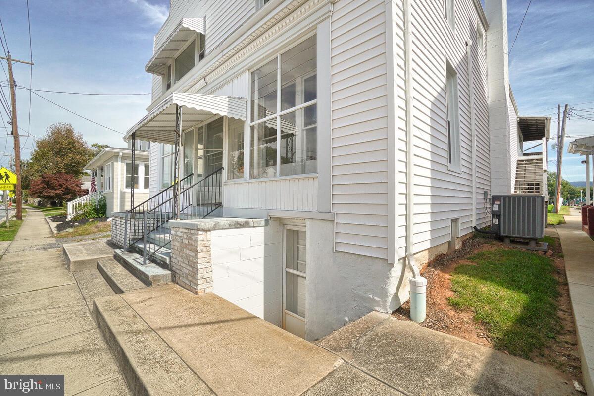 419 Main St