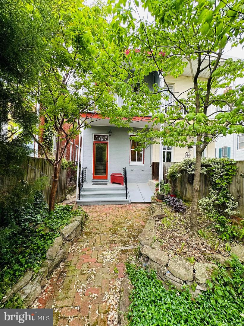 122 E Third St