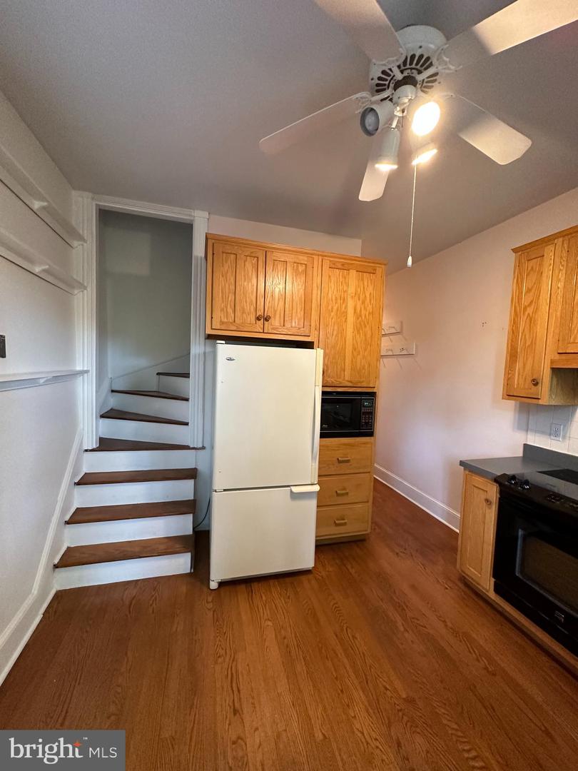 122 E Third St