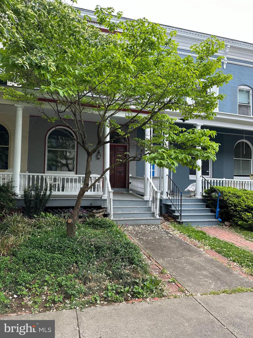 122 E Third St