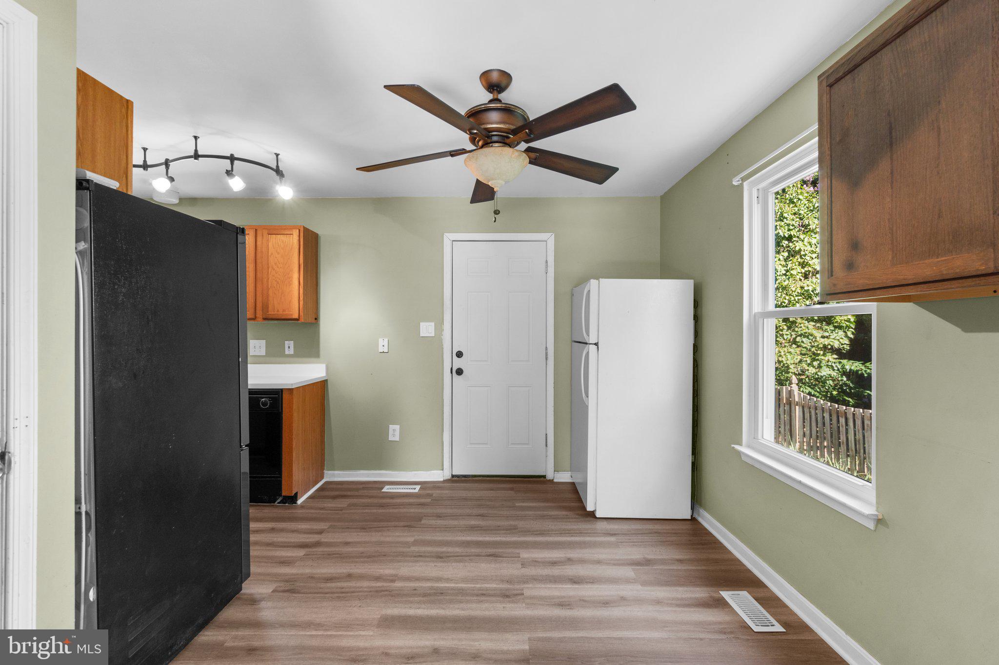 215 Bishops Glen Dr