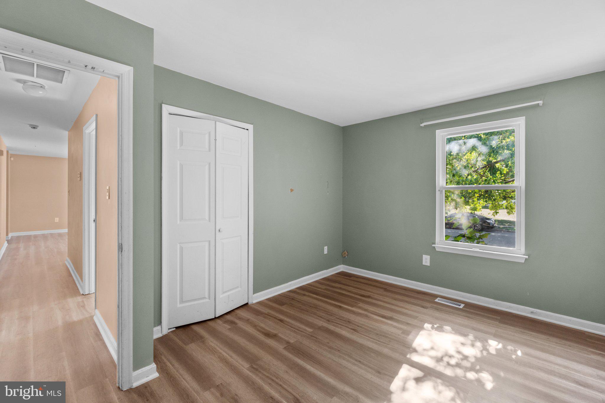 215 Bishops Glen Dr