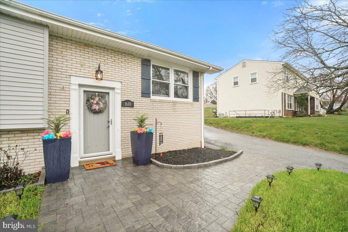 1610 Gibbons Rd