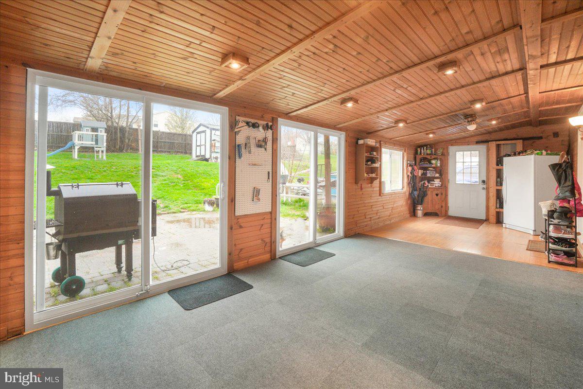 1610 Gibbons Rd