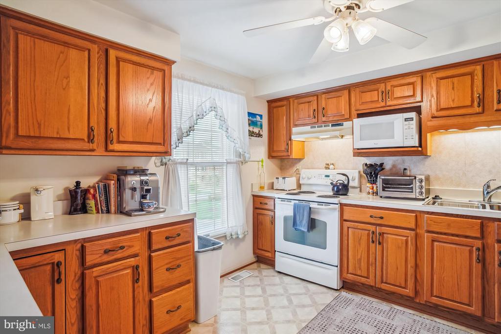 8020 Hollow Reed Ct