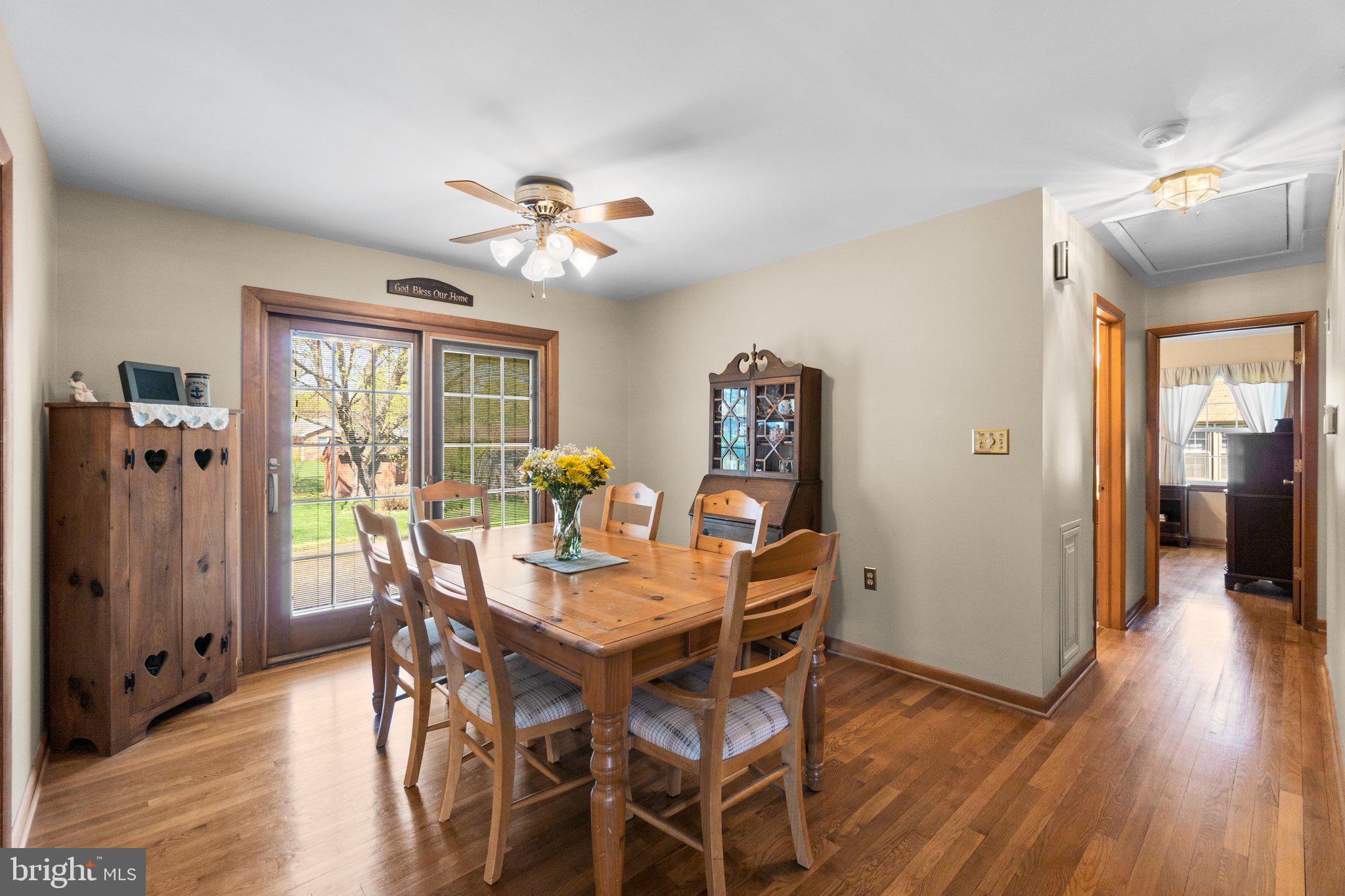 8008 Meadowview Dr