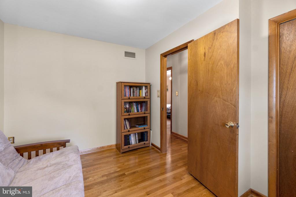 8008 Meadowview Dr