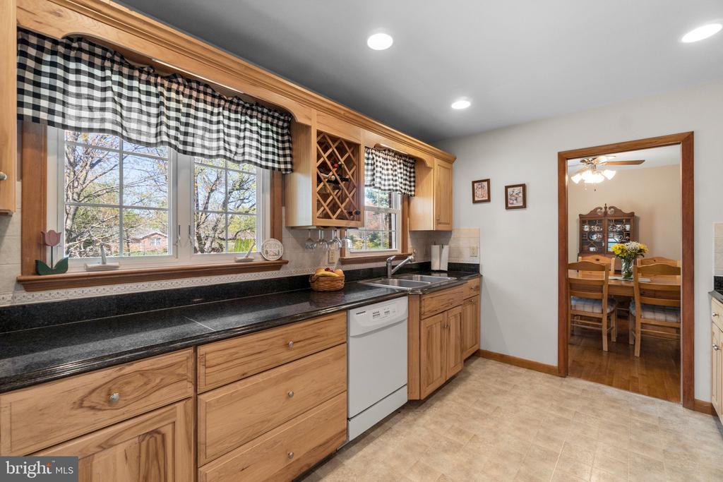 8008 Meadowview Dr