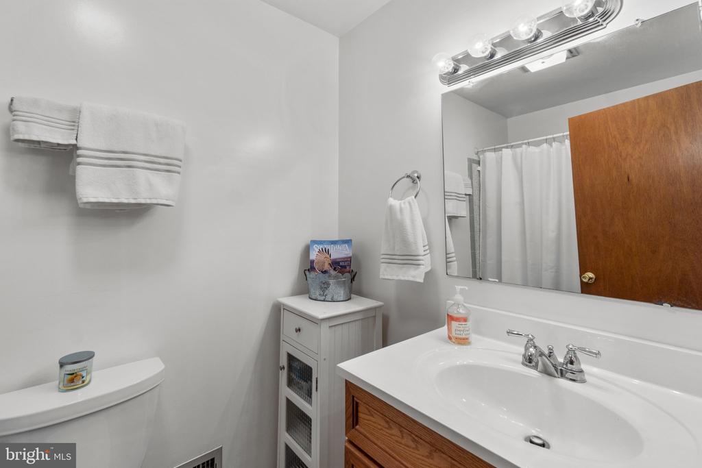 8008 Meadowview Dr