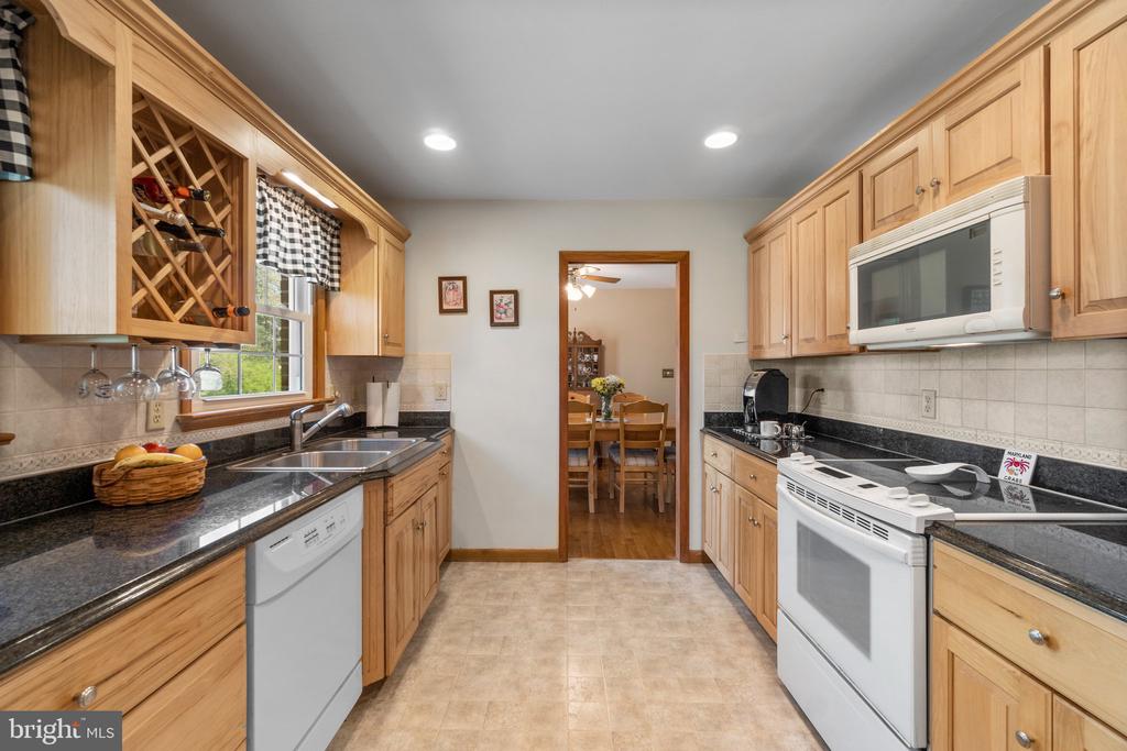 8008 Meadowview Dr