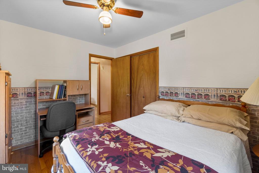 8008 Meadowview Dr