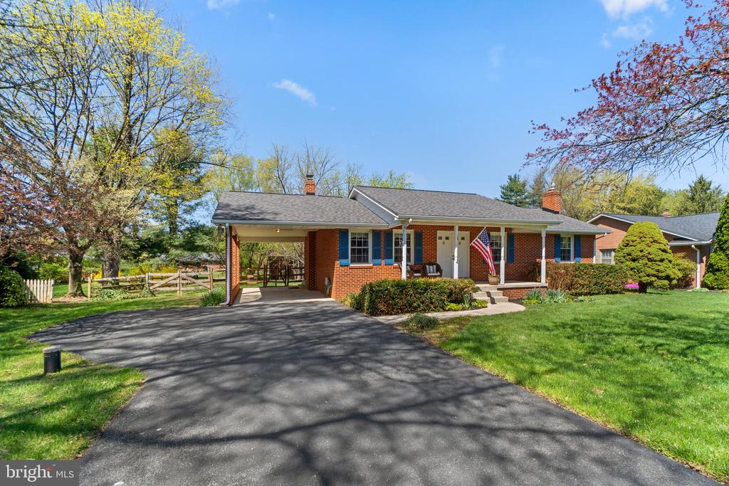 8008 Meadowview Dr