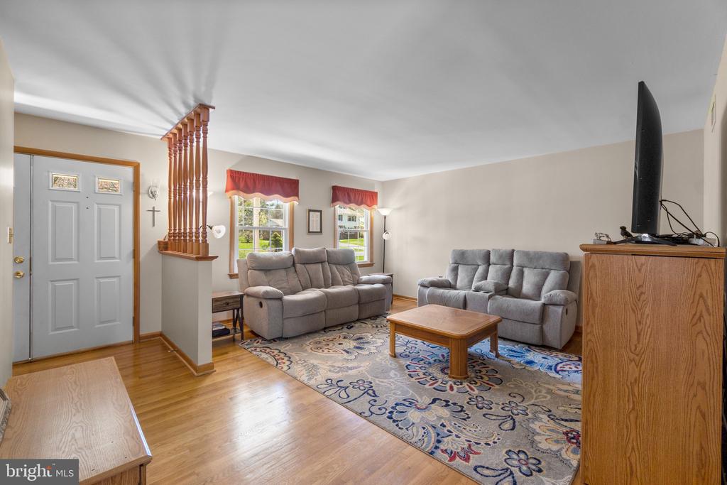 8008 Meadowview Dr